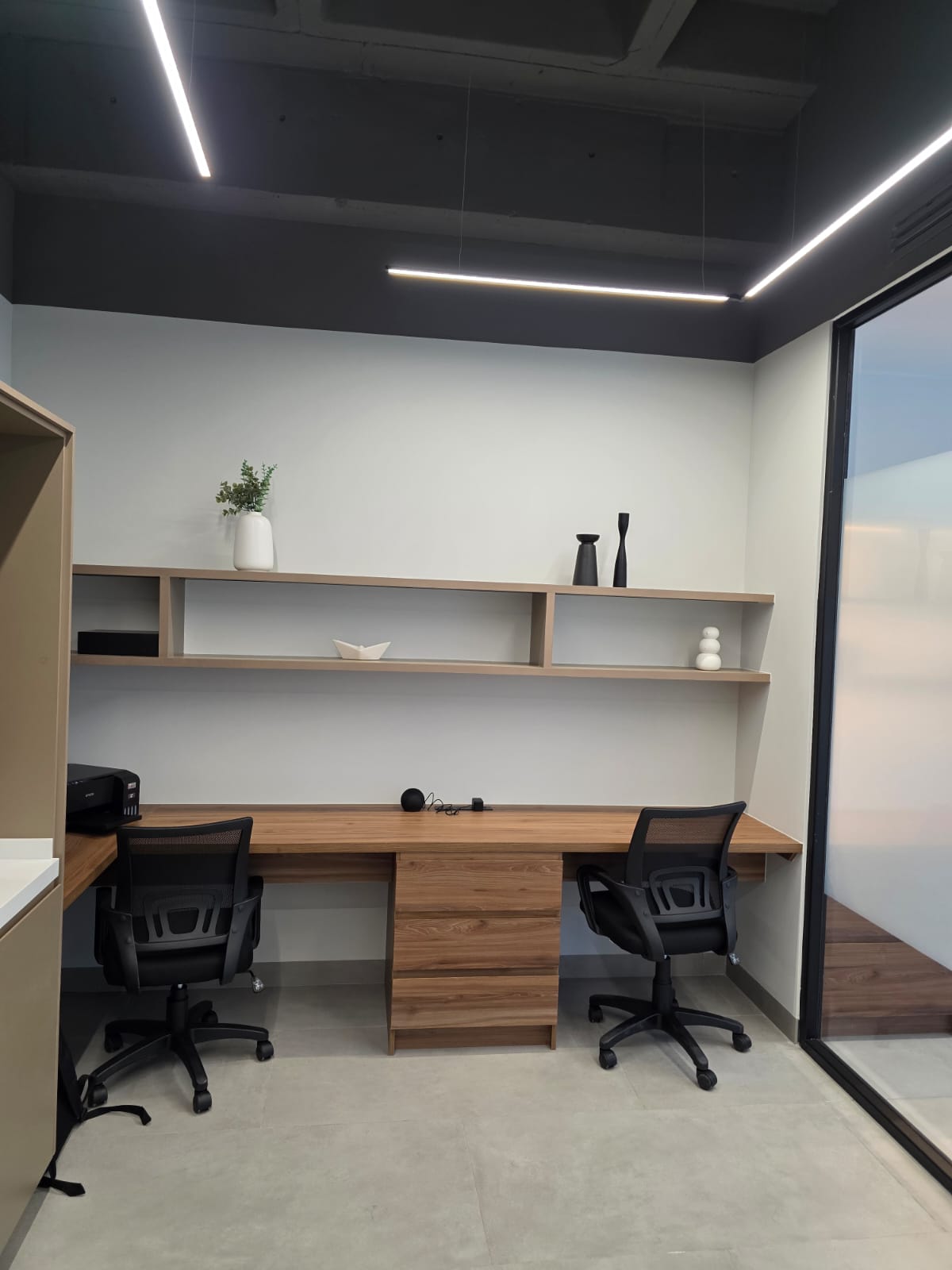 Oficina de LYNKVAS con estaciones de trabajo y mobiliario de madera